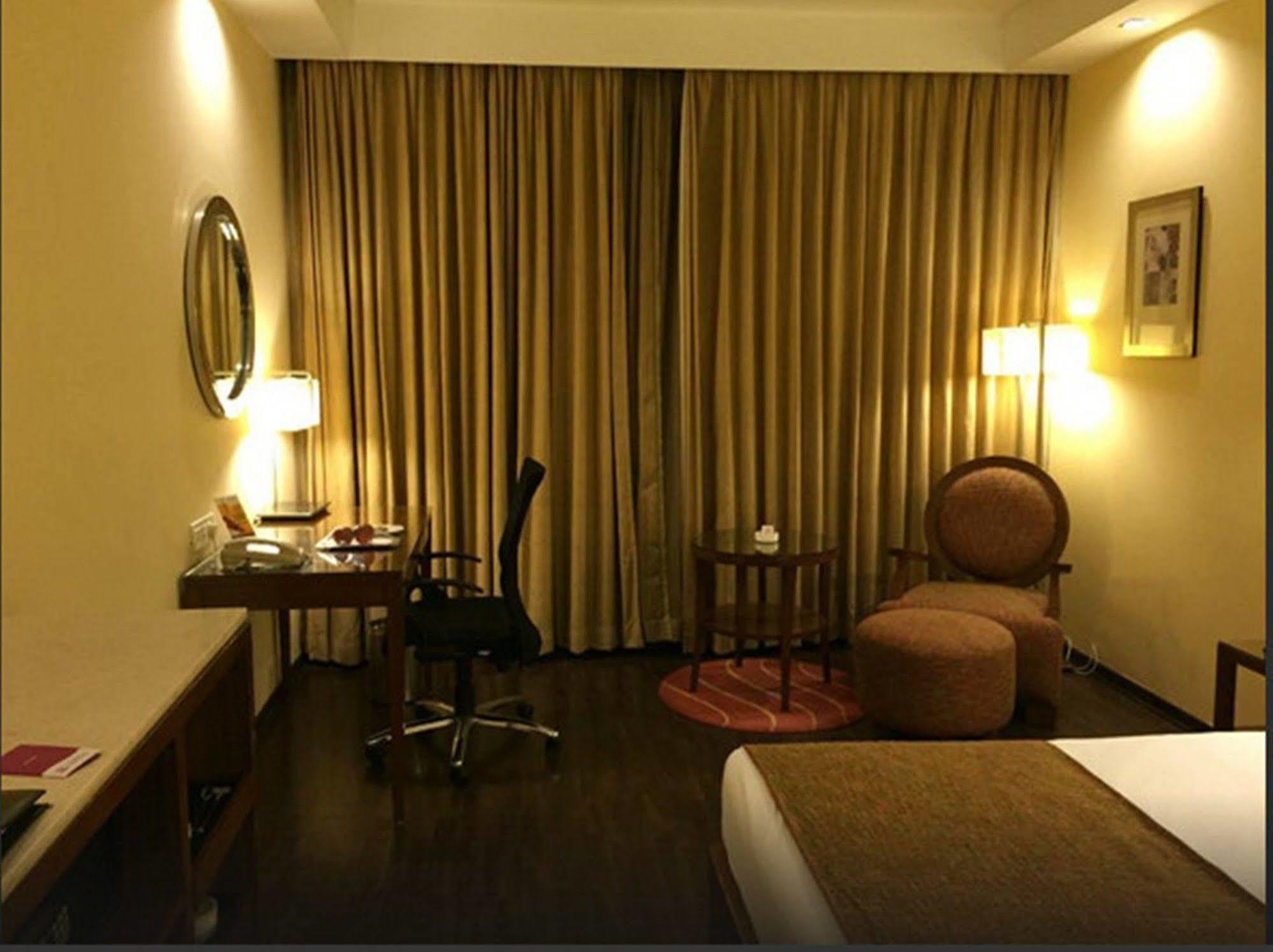 Royal Orchid Central Bangalore, Mg Road Exteriör bild